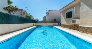 achterkant-villa-zijaanzicht-casavivalavida-costablanca-8-persoons-huis-prive zwembad