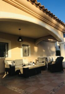 buitenterras-loungehoek-loungeset-villa-CasaVivalaVida-8-persoons-villa-costablanca-huis-huren