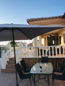 buitenterras-eettafel-villa-CasaVivalaVida-8-persoons-villa-costablanca-huis-huren